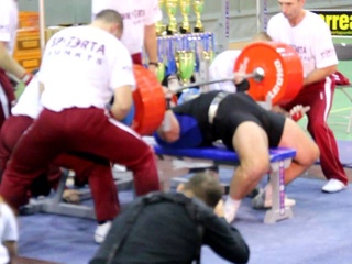 Виктор Найденов - жим 400 кг в 125 в.к.!!