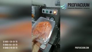 Упаковка салатов в лотки 187х137 вакуум газ на полуавтоматическом запайщике лотков с пневмоходом