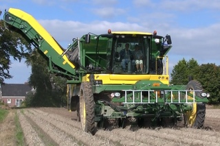 Landbouwb. Bakker Bierum. Rooien met PLOEGER  AR-4BX.