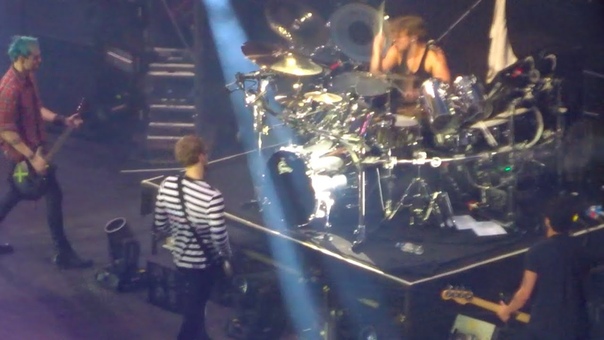5 SOS Shes Kinda Hot + She Looks So Perfect: Live in