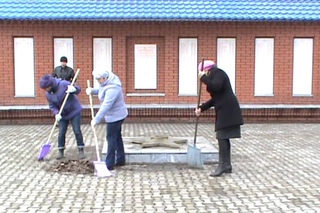 Субботник на территории мемориала “Скорбящая мать“