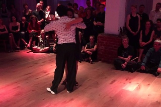 Celine Giordano y Alexis Quezada el abrazo 2015-09 1/4