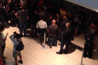 Blocco Studentesco gavettoni contro uscita Iphone 6 a Roma