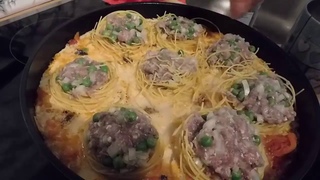 Макаронные гнезда с фаршем на сковороде-быстро, просто, вкусно !