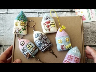 Подарочные наборы, носочки и брелок домик с ручной вышивкой. Носочки и брелки на Ваш выбор.