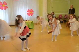 Песня  “Бабушка, бабушка, испеки оладушки“, утренник 8 Марта, разновозрастная группа