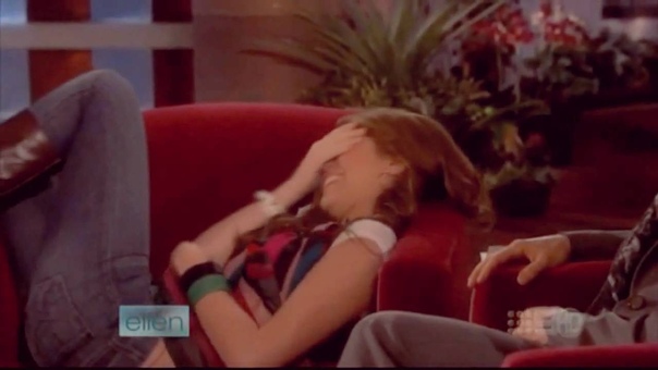 MILEY CYRUS GIGGLE