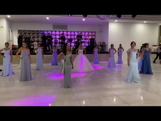 Gelin ve Arkadaşlarindan süpriz dans Bahçe duvarindan aştım Bahca duvarindan astim