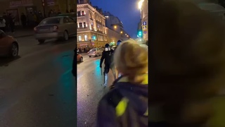 ШОК! Омоновец ударил женщину в живот. Беспредел.  23 Москва. . 23 января