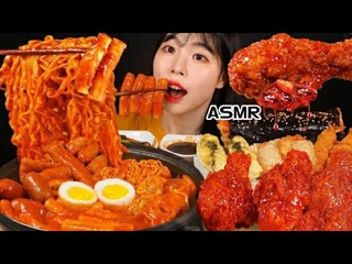 Азиатка кушает вкусную еду