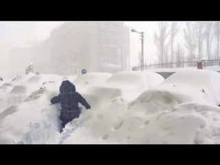 نهاية العالم في أمريكا!⚠️ السيارات والمنازل والشوارع تختفي! عاصفة ثلجية رهيبة تضرب ايوا ، كاليفورنيا