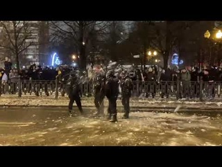 ЗАКИДАЛИ МЕНТОВ ПОСЛЕ МИТИНГА!БЕСПРЕДЕЛ НАЧАЛСЯ!