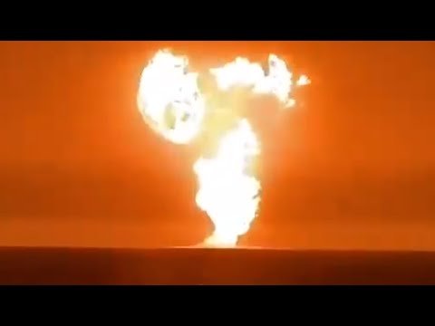 Azerbaïdjan : un volcan de boue crache des flammes en mer