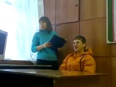 Школьник издевается над