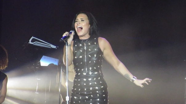 Demi Lovato Covers Adeles Hello, Seattles Fall