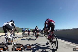 Велогонщик едва не упал с 9-метрового моста после столкновения  - Santa Barbara Road Race 2017, Cat 3 - Final Sprint Crash