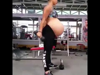 Шок! Беременная девушка приседает с гантелями