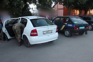 Поліція оприлюднила фото та відео з місця затримання наркоторгівців під КПП Чоп-Захонь
