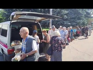 r. Четверг. Раздача хлеба пенсионерам. Виталий Хомич.
