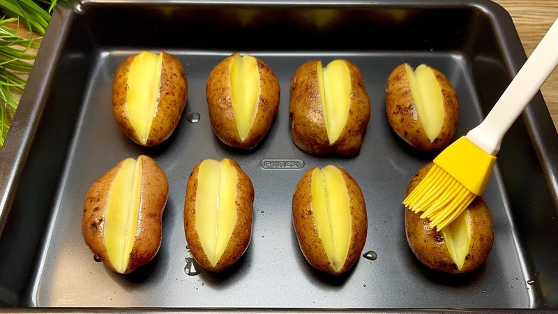 Oma hat mir beigebracht, wie man unrealistisch leckere Kartoffeln im Ofen kocht zum
