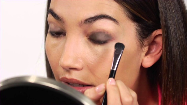 5 Minutes to Sexy: VS Angel Lily Aldridge Gives a Smoky Eye