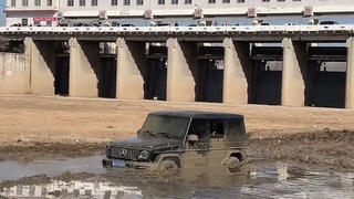 Мужики загнали дорогущий внедорожник в грязь по самые арки! Вот, что может ЦАРЬ-машина на бездорожье