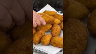 Croquetas de queso de cabra con cebolla caramelizada y nueces