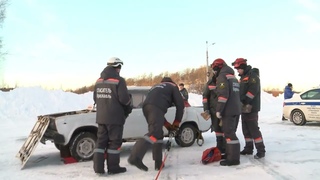 В Ярославле спасатели вытаскивали пострадавших из разбитого автомобиля