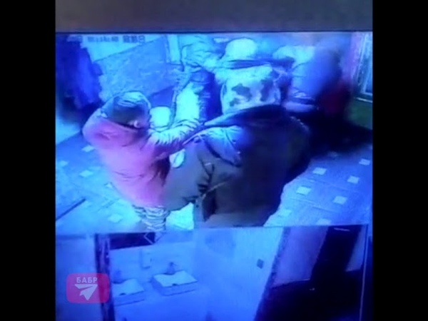В Улан Удэ силовик пытался заставить официантку съесть