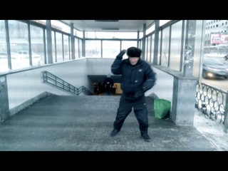 Весёлый мужик возле “Карнавала“ (Екатеринбург)