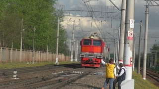 Недовольная девочка Тепловоз 2М62У-0061