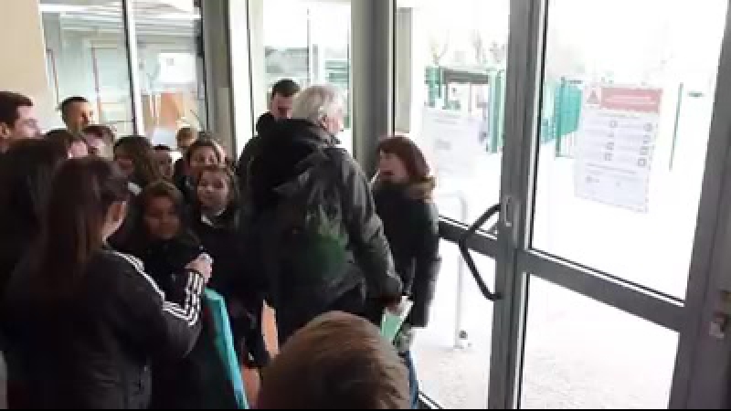 Школьники прощаются с
