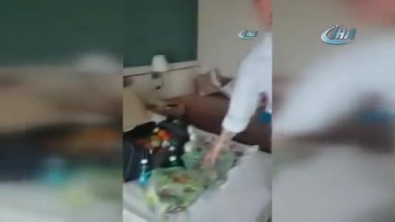 Русские туристы пытаются засунуть в чемоданы половину