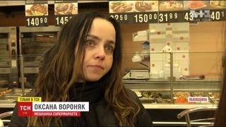 Миться у вбиральні і робить манікюр: екс-держслужбовець три місяці живе у львівському ТРЦ