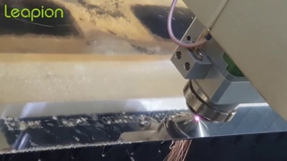 LF-3015H 2000W fiber laser cutting machine machine is cutting aluminum