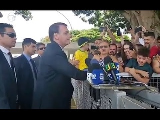Bolsonaro suspeita que Bebianno est por trs da facada e chama reprter de homossexual terrvel