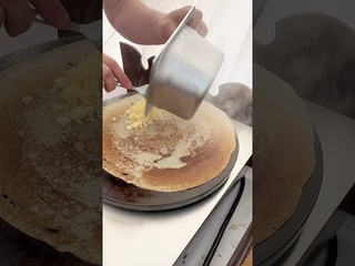 Первый блин- знатный самый!  В кадре Максим Едлин пекарь- технолог и его рукотворные блины!