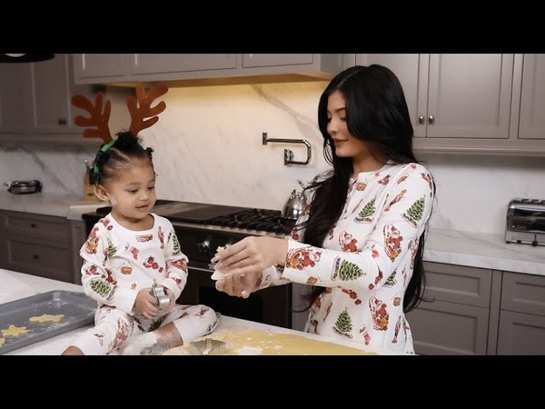 Kylie Jenner: Christmas Cookies With