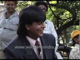Shahrukh Khan on the sets of Rahul Rawail's 'Anjaam'