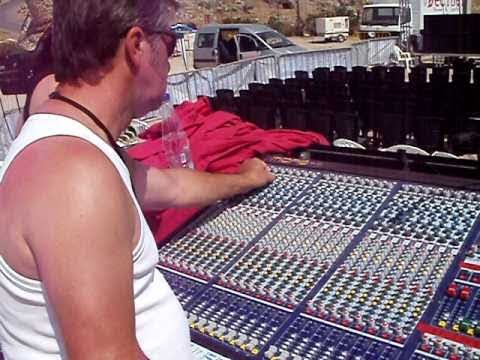 Mal soundchecking Livewire AC, DC Rhodes Rock