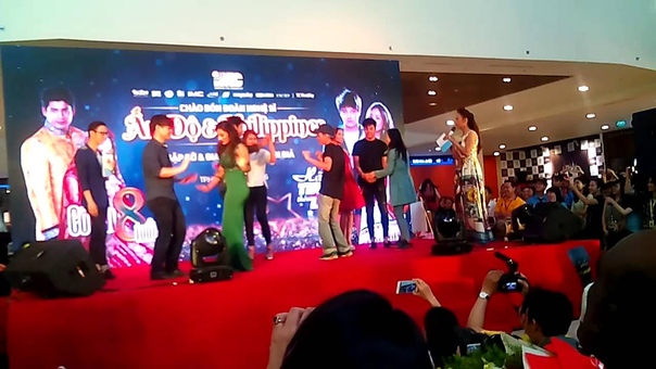 Daniel Padilla and Kathryn Bernardo dance with fan in