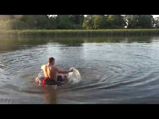 Покатушки на Ватрушке Летний вариант на воде Держим равновесие Развлекаем сами себя Было круто