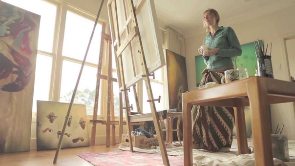 художница в своей студии Sofia Minson painting an oil portrait of an old woman in her