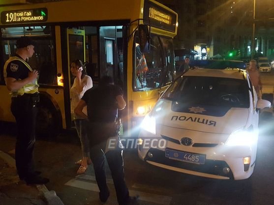 -1. В Киеве столкнулись троллейбус и полицейский автомобиль Это картинка