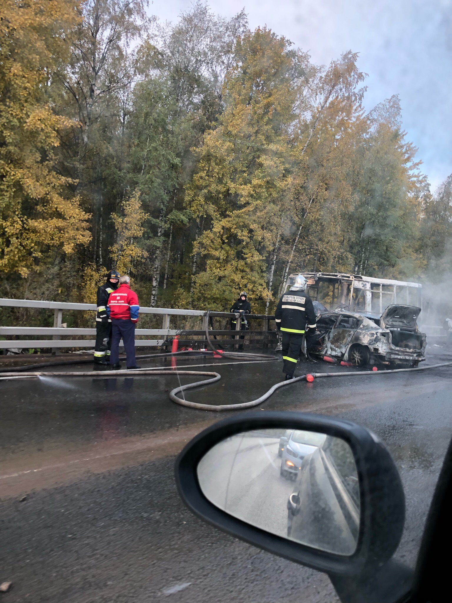 Легковушка и автобус столкнулись на Волхонском шоссе Это картинка