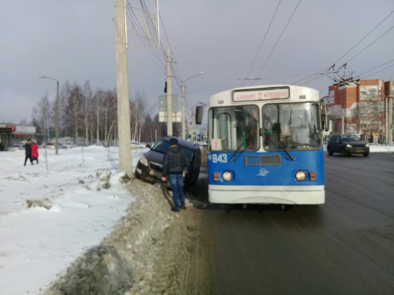 10 февраля.  Шкода подбила троллейбус на кольце у Дома Печати Это картинка
