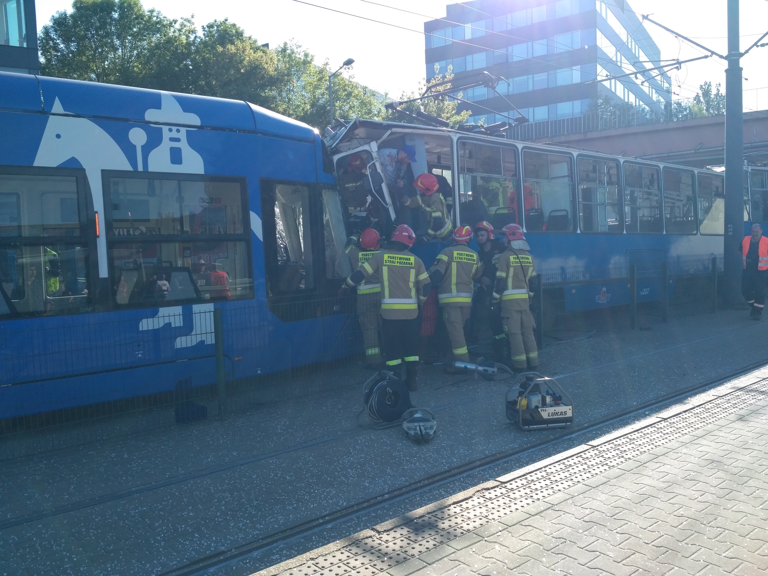 Польша. Краков. В среду 18 мая столкнулись трамваи Это картинка