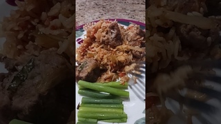 Сытный ужин: мясо с рисом и капуста.