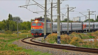 ВЛ10-1446 С ПОЕЗДОМ ЕВПАТОРИЯ-СПБ СЛЕДУЕТ ВДОЛЬ ОЗЕРА НА ПЕРЕГОНЕ ЕВПАТОРИЯ-ТОВАРНАЯ - ПРИБРЕЖНАЯ