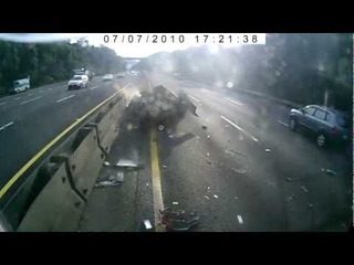 Двойное ДТП - у автомобиля лопнуло колесо